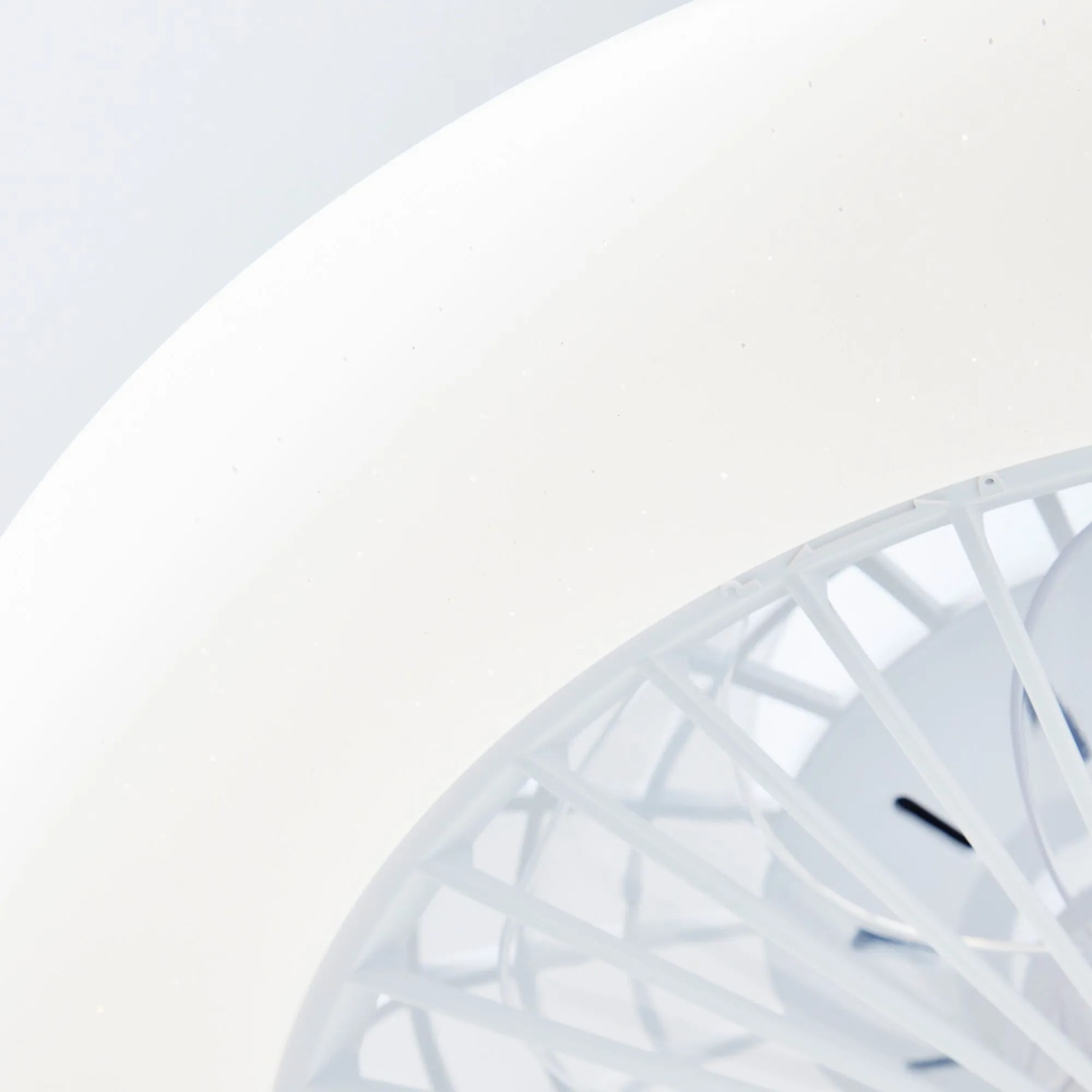 Detailaufnahme der weißen LED-Deckenleuchte Salerno mit Ventilator, Durchmesser 48,5 cm.
