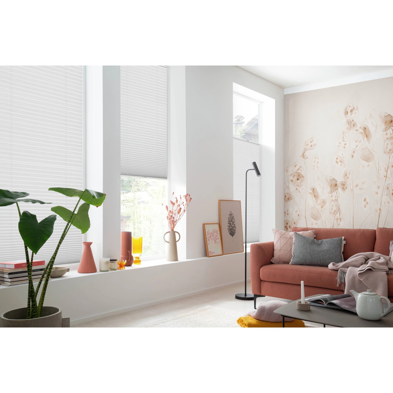 Schöner Wohnen Plissee Milla, 40x130 cm, Weiß, im Wohnraum am Fenster.