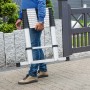 Zusammengeklappte Aluminium Teleskopleiter mit 11 Stufen wird von einer Person getragen.