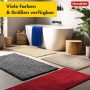 Verschiedene farbige Floordirekt Badematten Nasa (Rot, Grau, Beige) im Badezimmer mit Badewanne.