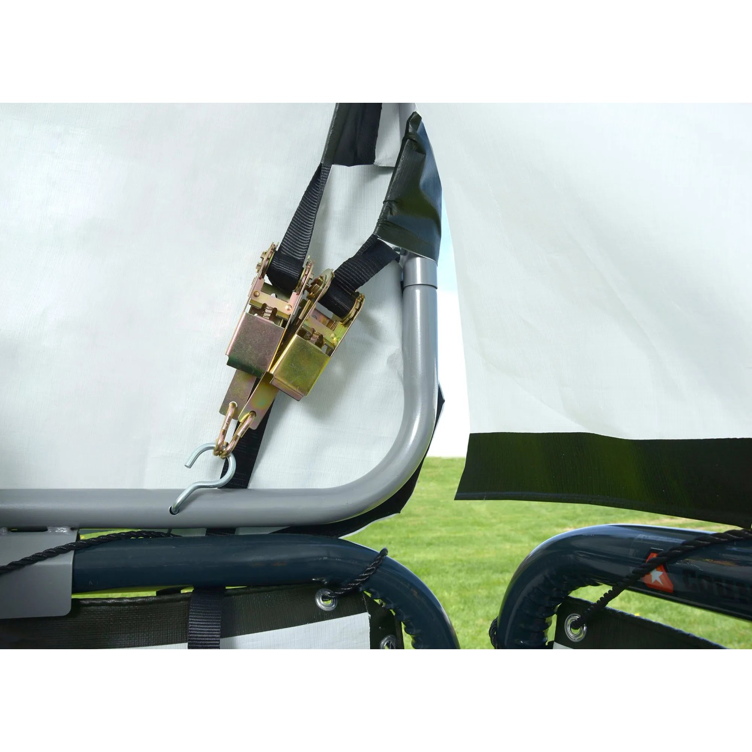 Detailaufnahme: ShelterLogic Seitenverkleidung für Pferdestallüberdachung mit Befestigung.