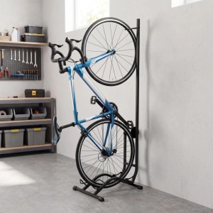 Wiltec Fahrradständer Typ 02, schwarz, hält blaues Rennrad vertikal. Platzsparende Fahrradaufbewahrung im Werkstattraum.