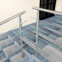 Modernes Edelstahl Geländer mit 5 Querstäben auf blauer Treppe. Ideal für Innen & Außen.