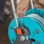 Gardena CleverRoll S Schlauchwagen-Set mit Gartenschlauch und Zubehör im Detail.