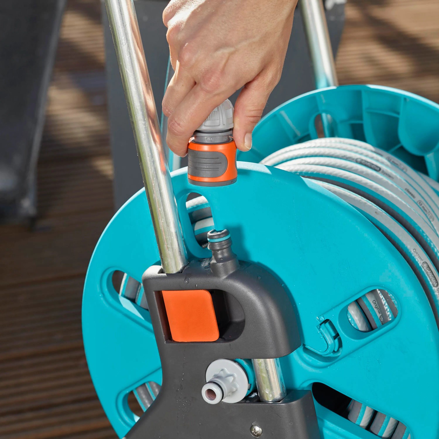 Gardena CleverRoll S Schlauchwagen-Set mit Gartenschlauch und Zubehör im Detail.