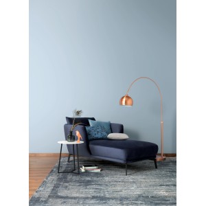 Wohnraum in Eisblau mit Schöner Wohnen Designfarbe, Sofa, Lampe und Teppich.