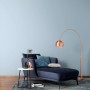 Wohnraum in Eisblau mit Schöner Wohnen Designfarbe, Sofa, Lampe und Teppich.