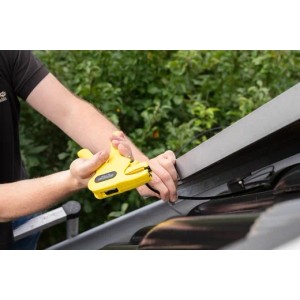 Gelb-schwarze WEICON Abisolierzange No.7 Solar beim Abisolieren eines Kabels auf einem Dach.