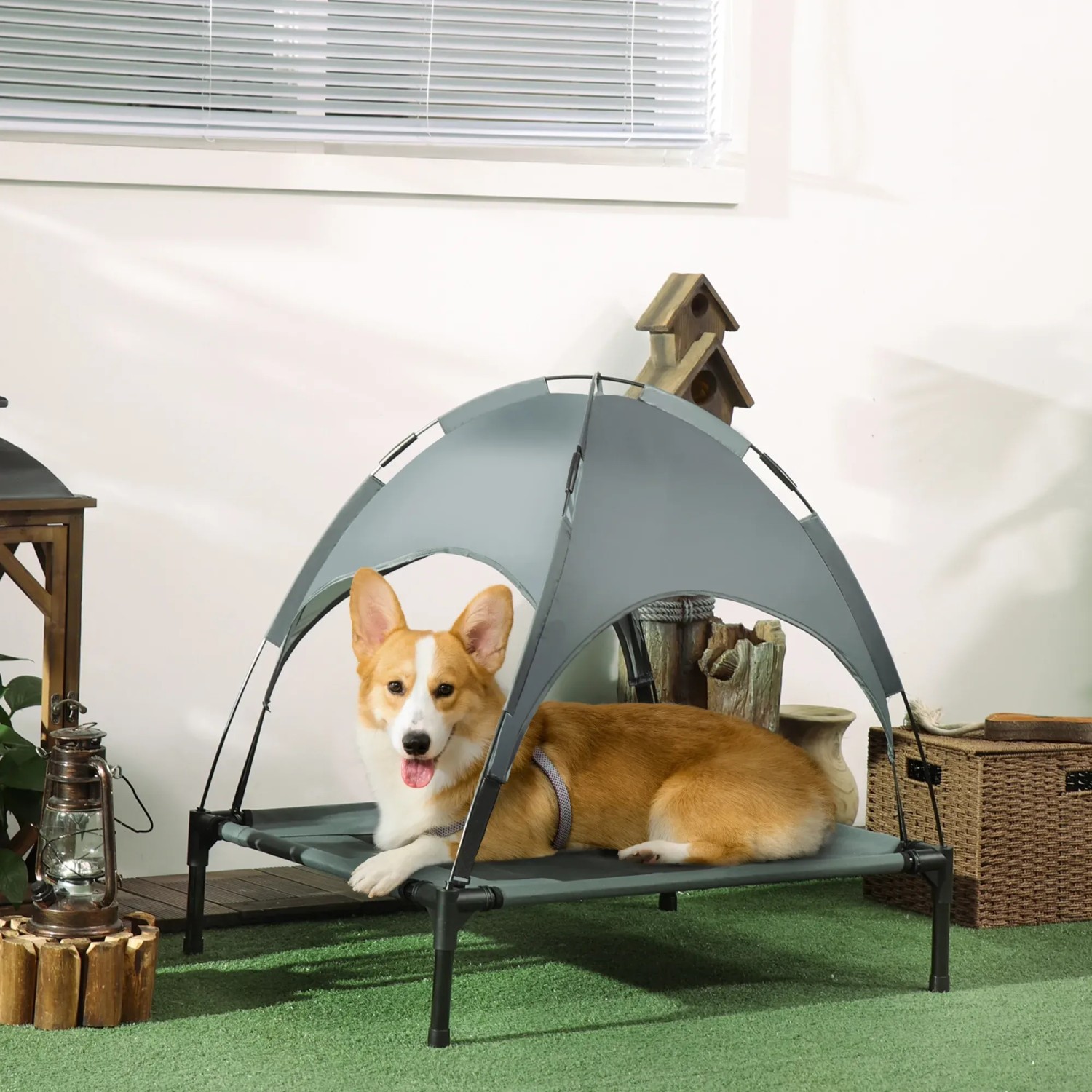 Graues PawHut Hundebett mit Baldachin für den Outdoor-Bereich, Hund liegt entspannt darin.