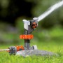 Gardena Premium Rasensprenger mit Schlitten bewässert Rasenfläche.
