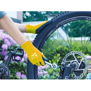 Gelbe LUX Kinderhandschuhe Comfort Gr. 4 bei Reparaturarbeiten am Fahrrad.