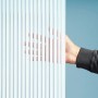 Detailaufnahme: Weiße Gutta Terrassendach Stegplatten mit Hand zur Demonstration der Lichtdurchlässigkeit.