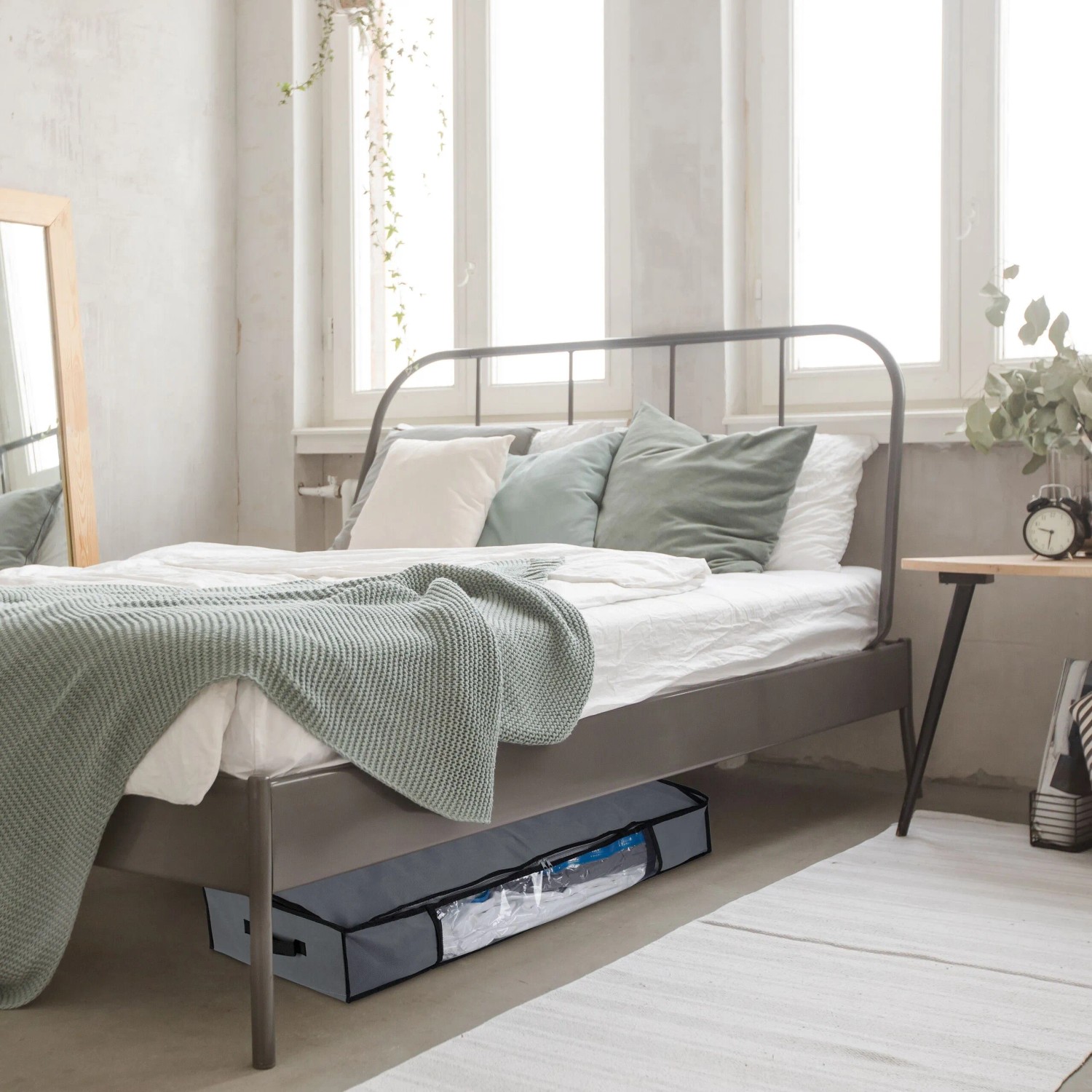 Graue Relaxdays Unterbettkommode mit transparentem Sichtfenster unter einem Bett. Ideal für textile Aufbewahrung und Stauraum.