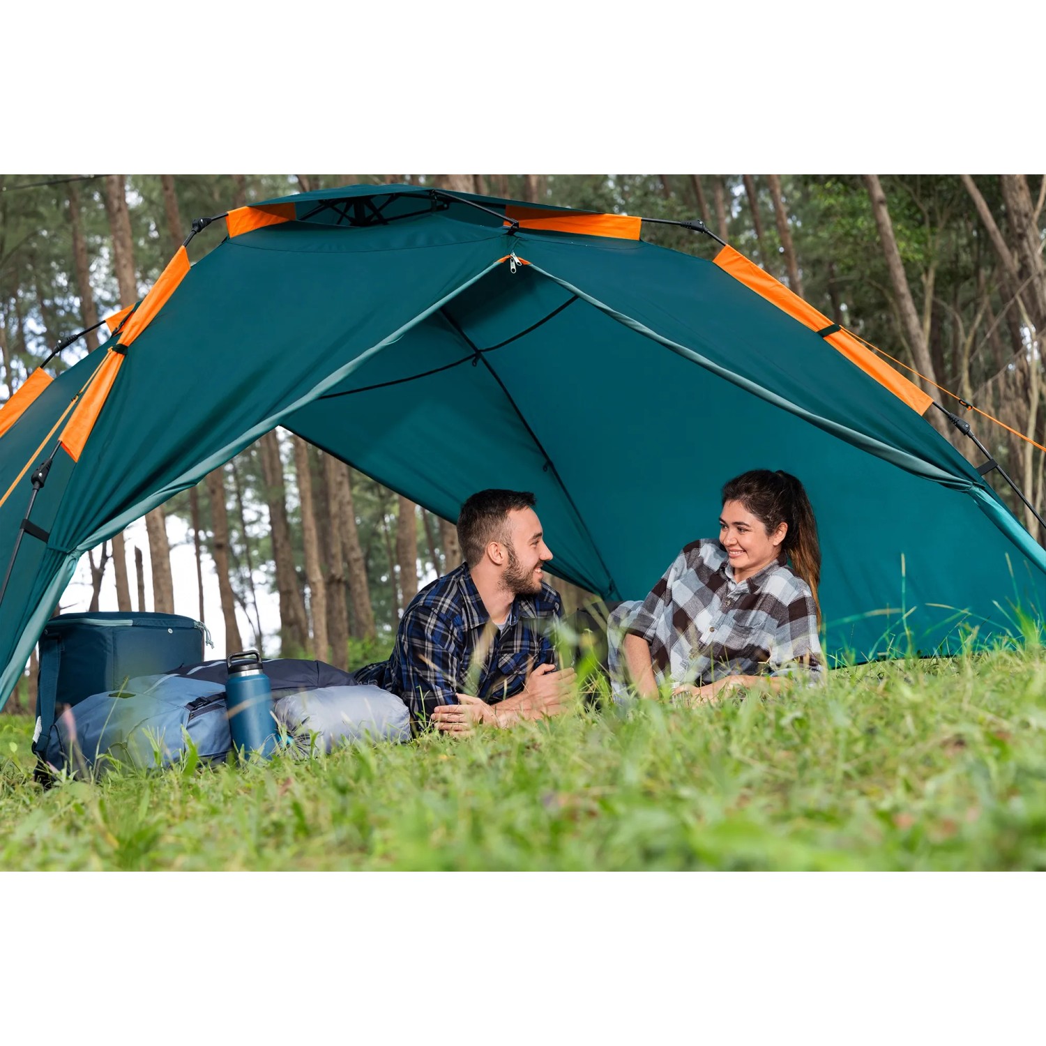 Bestway Zelt für 4 Personen mit Schnellaufbau, grün/orange, mit Paar im Zelt. Ideal für Camping.