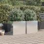 Zwei rechteckige, silberne Edelstahl-Pflanzkübel mit grünen Pflanzen auf einer Holzterrasse. Ideal für Garten & Balkon.