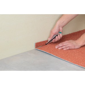 Wolfcraft Profi-Sharp Abbrechklingen 18mm im Einsatz zum Schneiden eines Teppichs.