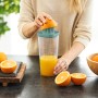 Rotho Küchenhelfer Loft: 5-in-1 Küchengerät zum Abmessen, Mixen und Pressen von Zitrusfrüchten.