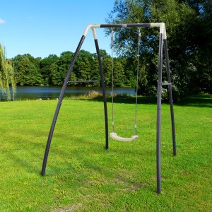 AXI Metall Schaukel für Kinder im Garten. Einzelne Schaukel mit grauem Rahmen und Sitz.