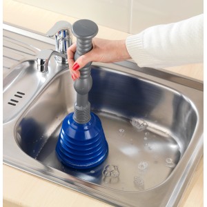 Wenko Rohrfrei-Profi Set im Einsatz: Blaue Pömpel mit grauen Griff in Edelstahlspüle mit Wasser.