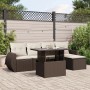 Braune 6-tlg. Garten-Sofagarnitur aus Rattan mit Tisch und cremefarbenen Kissen.