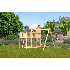 Karibu Stelzenhaus Frieda mit Doppelschaukel, Anbauplattform und Netzrampe im Garten.