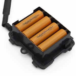 Technaxx Wildtierkamera TX-189 4G: Detailaufnahme des Batteriefachs mit vier Akkus.