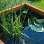 Dobar Gartenteich Alea aus Kiefernholz mit Teichfolie und Wasserpflanzen, 78x78x60cm.