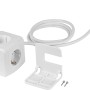 Weißer Steckdosenwürfel mit 4 Steckdosen, 2 USB-Anschlüssen, Kabel und Halterung.