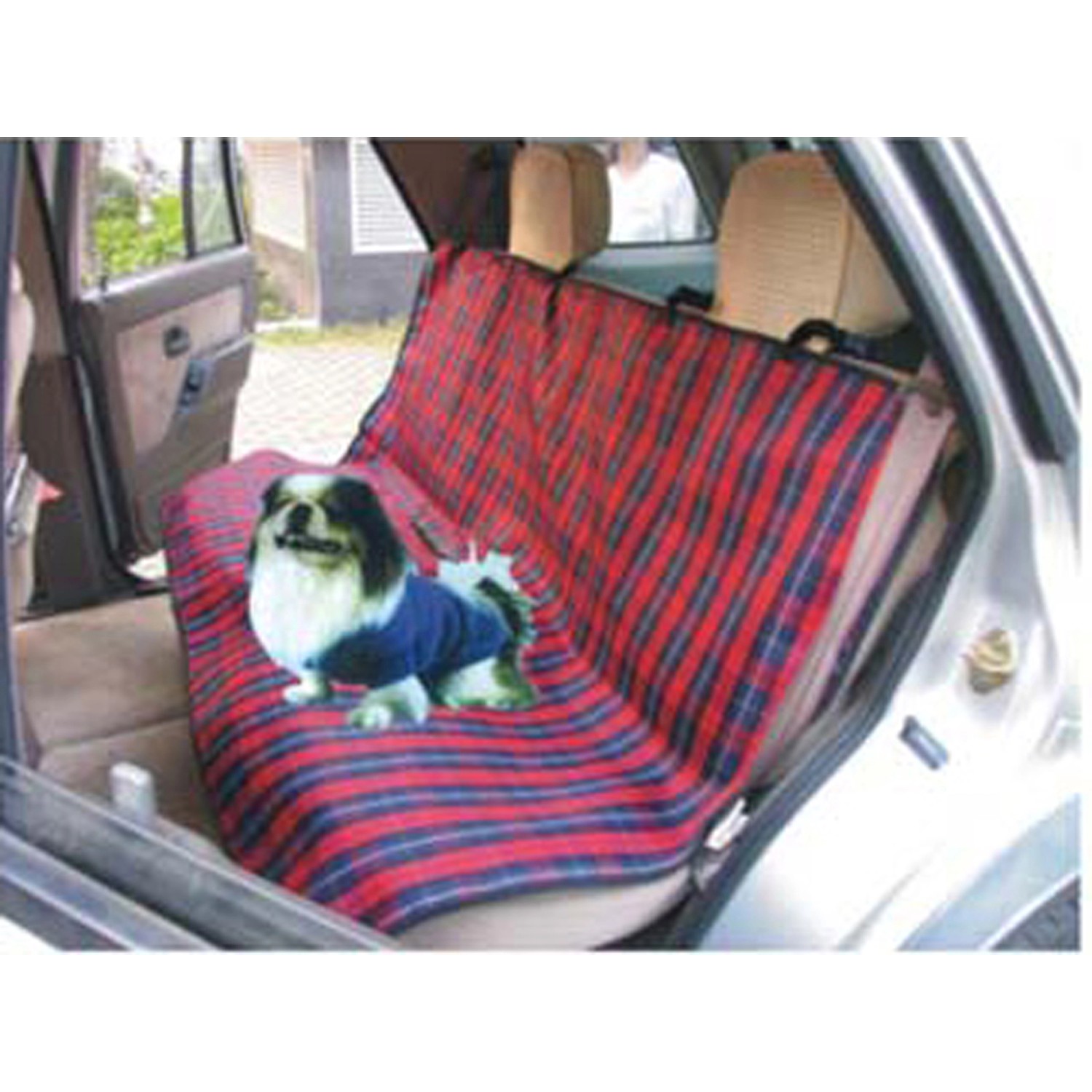 Karierte Hunde-Autoschondecke (140x100cm) mit Hund auf dem Rücksitz.