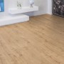 Verlegter Laminatboden Rinjani Oak Eiche Normaldiele im Wohnraum.