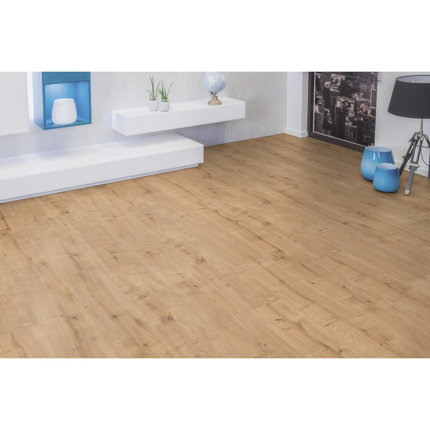 Verlegter Laminatboden Rinjani Oak Eiche Normaldiele im Wohnraum.