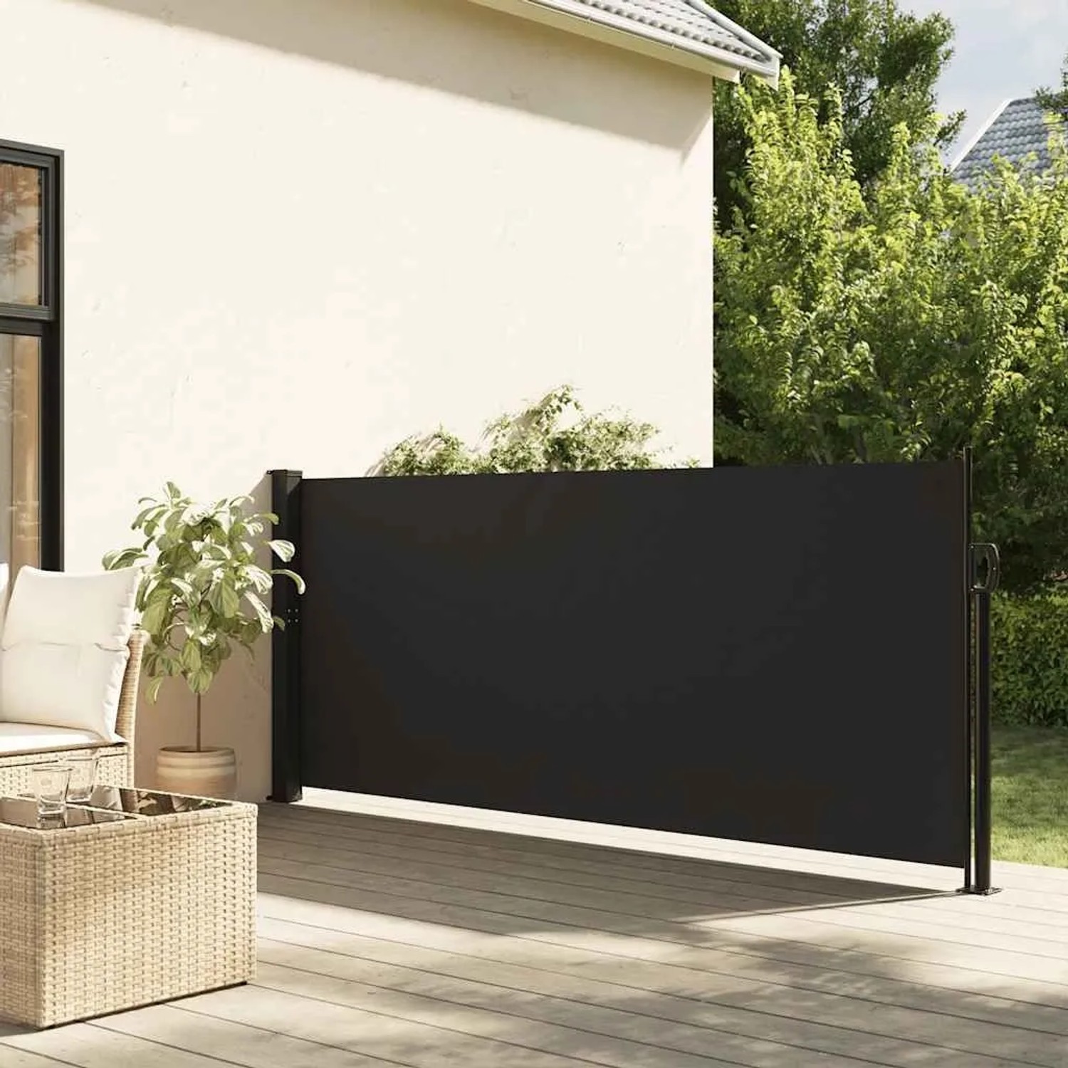 Ausgezogene, schwarze vidaXL Seitenmarkise (140x300 cm) auf einer Terrasse.