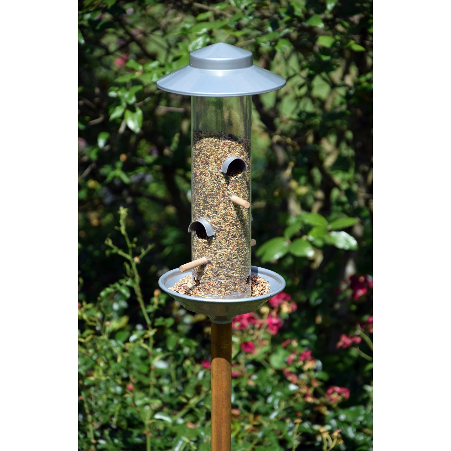 Silberner Dobar Stab-Vogelfutterspender mit Ständer im Garten.