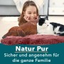 Mädchen mit Hund und Katze auf marsala-farbenem KARAT Schaffell Audrey Lammfell.