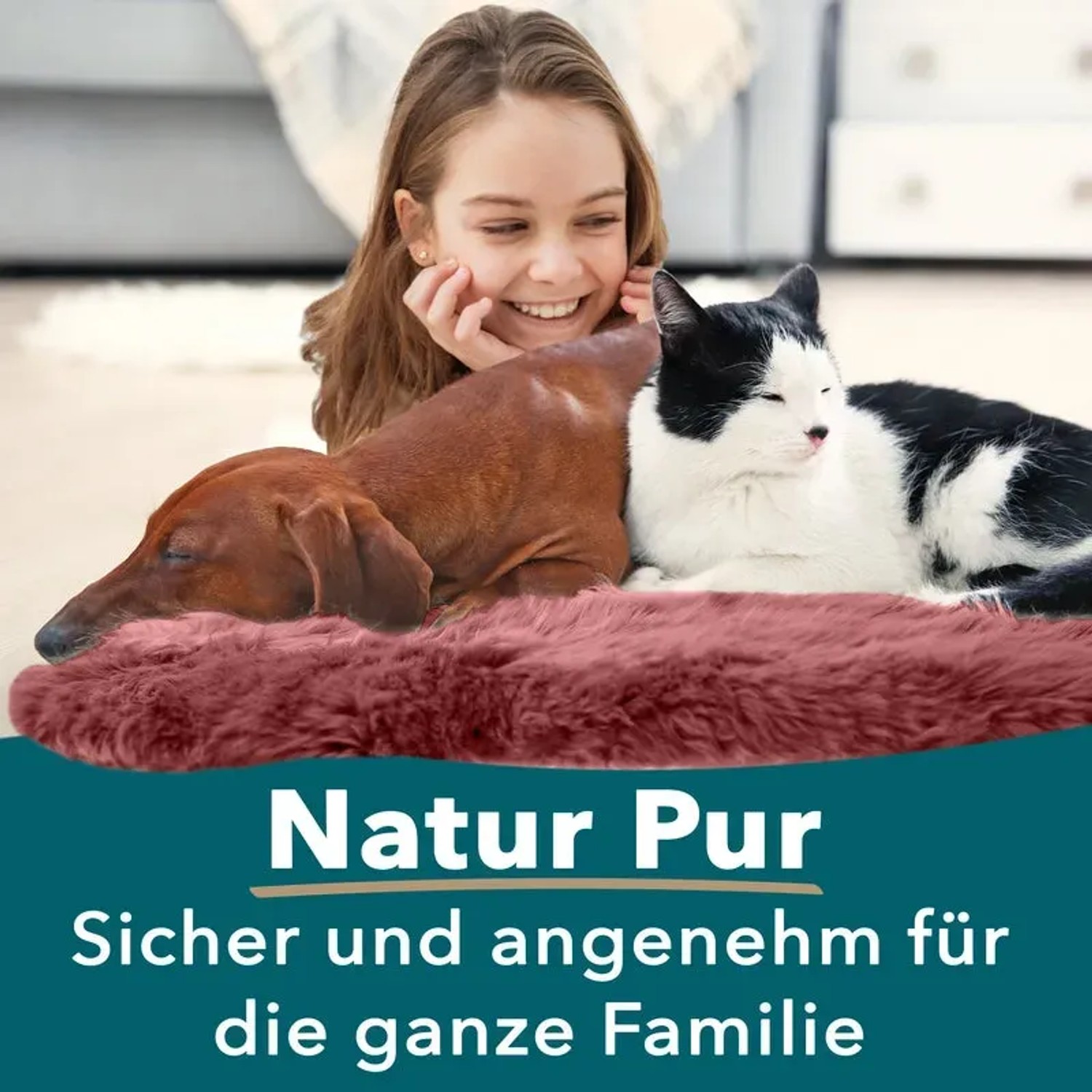 Mädchen mit Hund und Katze auf marsala-farbenem KARAT Schaffell Audrey Lammfell.