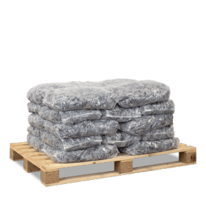 Grauer Galamio Zierkies aus Kalkstein in 20kg Säcken auf Holzpalette. Naturstein für Garten & Dekoration.