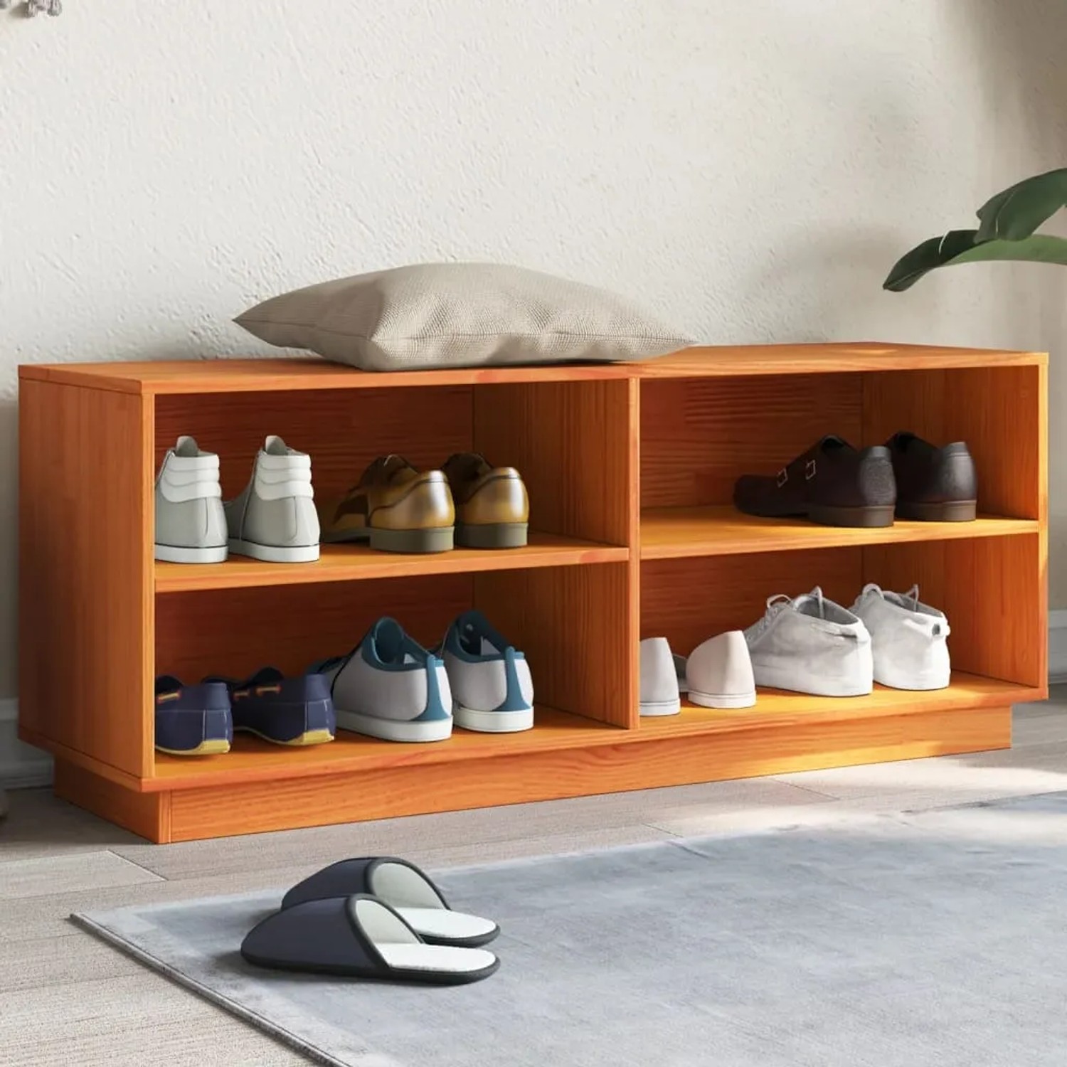 Wachsbrauner Schuhschrank aus massivem Kiefernholz mit 4 offenen Fächern, gefüllt mit Schuhen. Ideal für Flur und Ordnung.