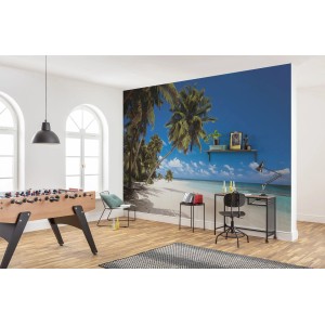 Komar Fototapete Maldives mit Strand, Palmen und blauem Himmel im Wohnraum.
