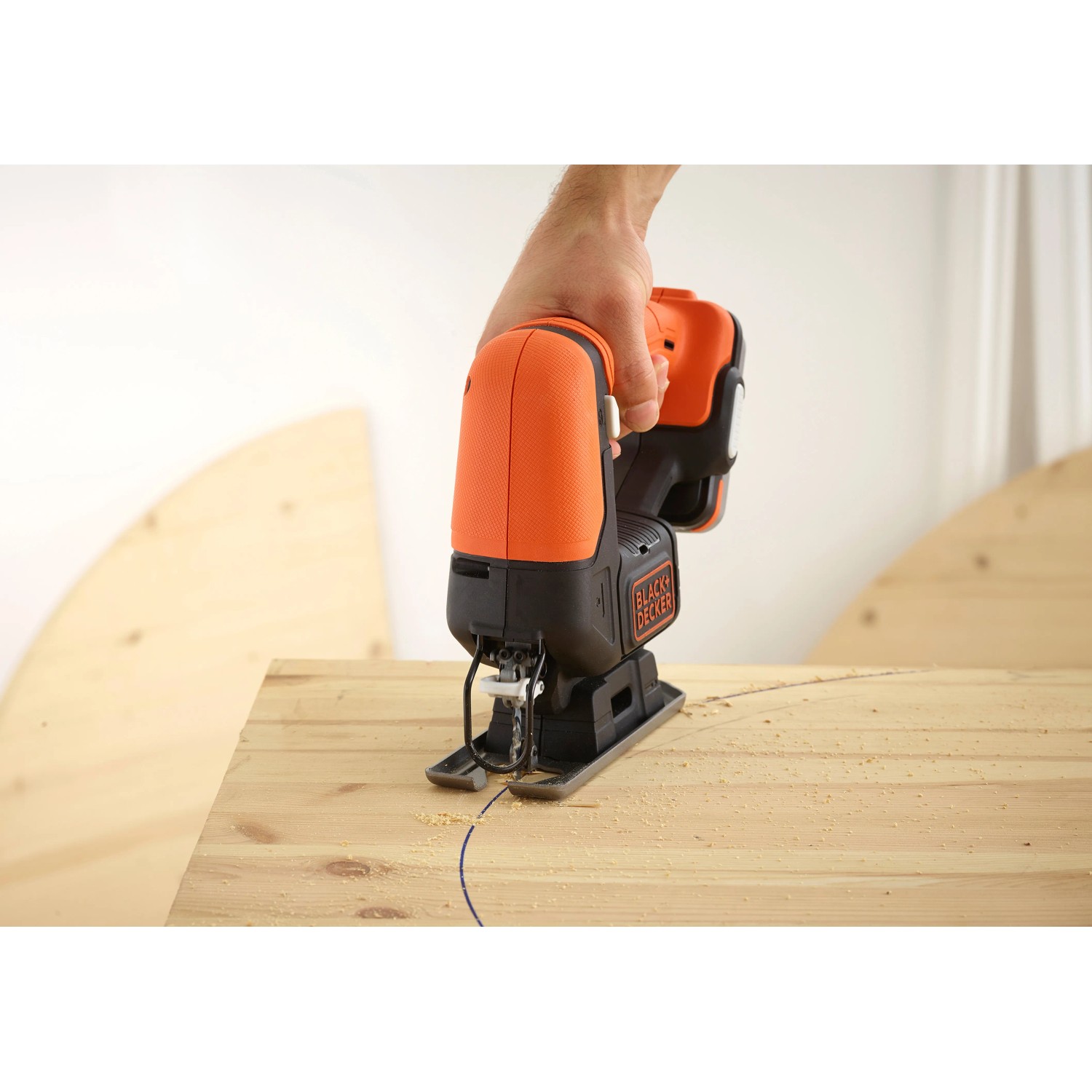 Black+Decker Akku-Stichsäge BDCJS12N beim Sägen einer Kurve in Holz.