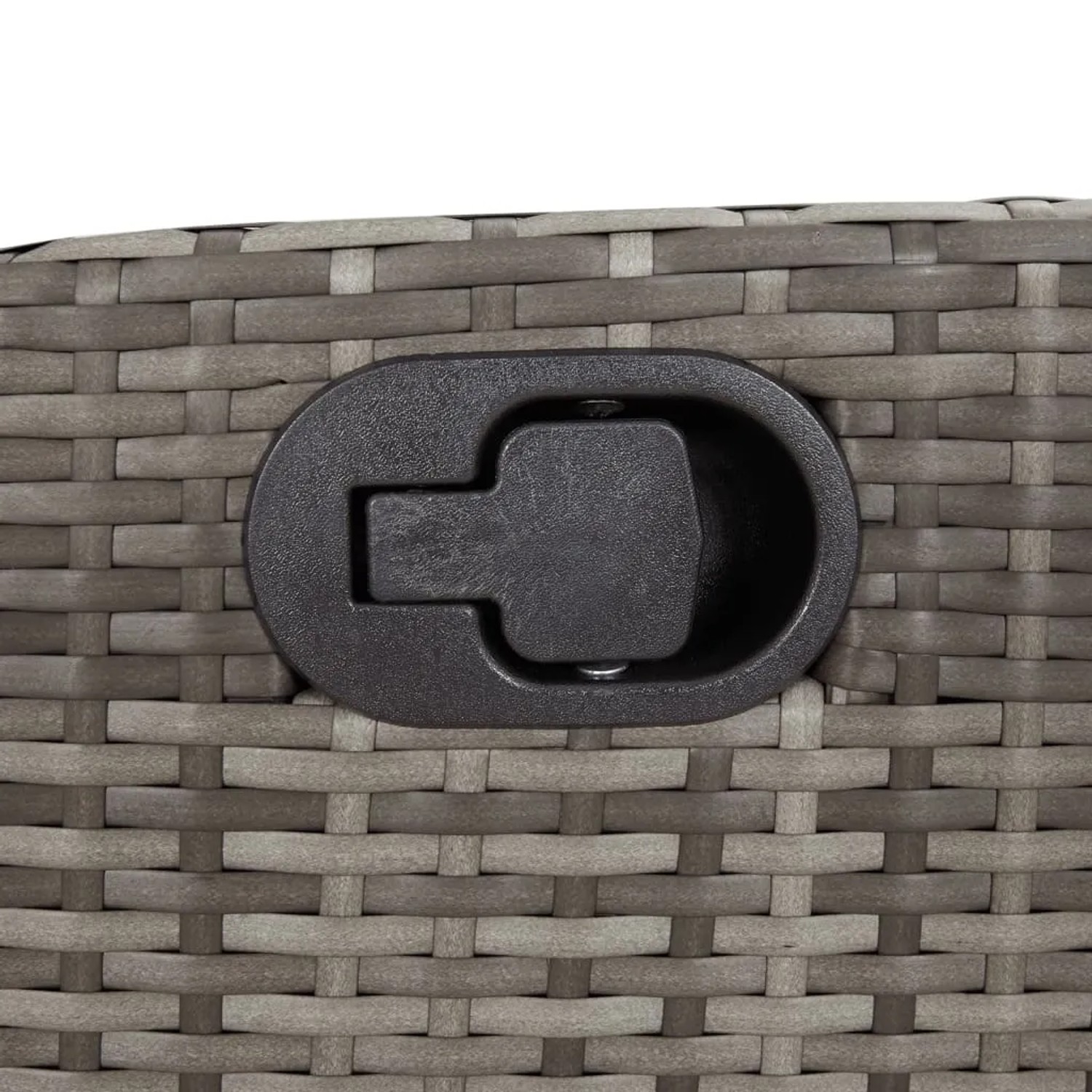 Detailaufnahme: Graue Gartenmöbel Essgruppe aus Polyrattan mit Verstellmechanismus.