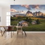 Vlies Fototapete Dolomitentraum 450x280 cm mit Berglandschaft im Wohnraum.