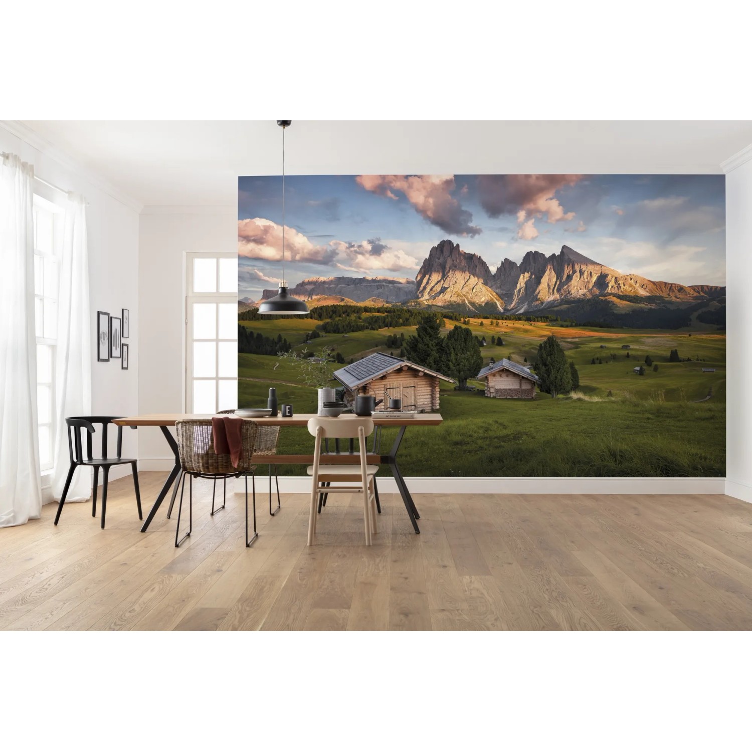 Vlies Fototapete Dolomitentraum 450x280 cm mit Berglandschaft im Wohnraum.