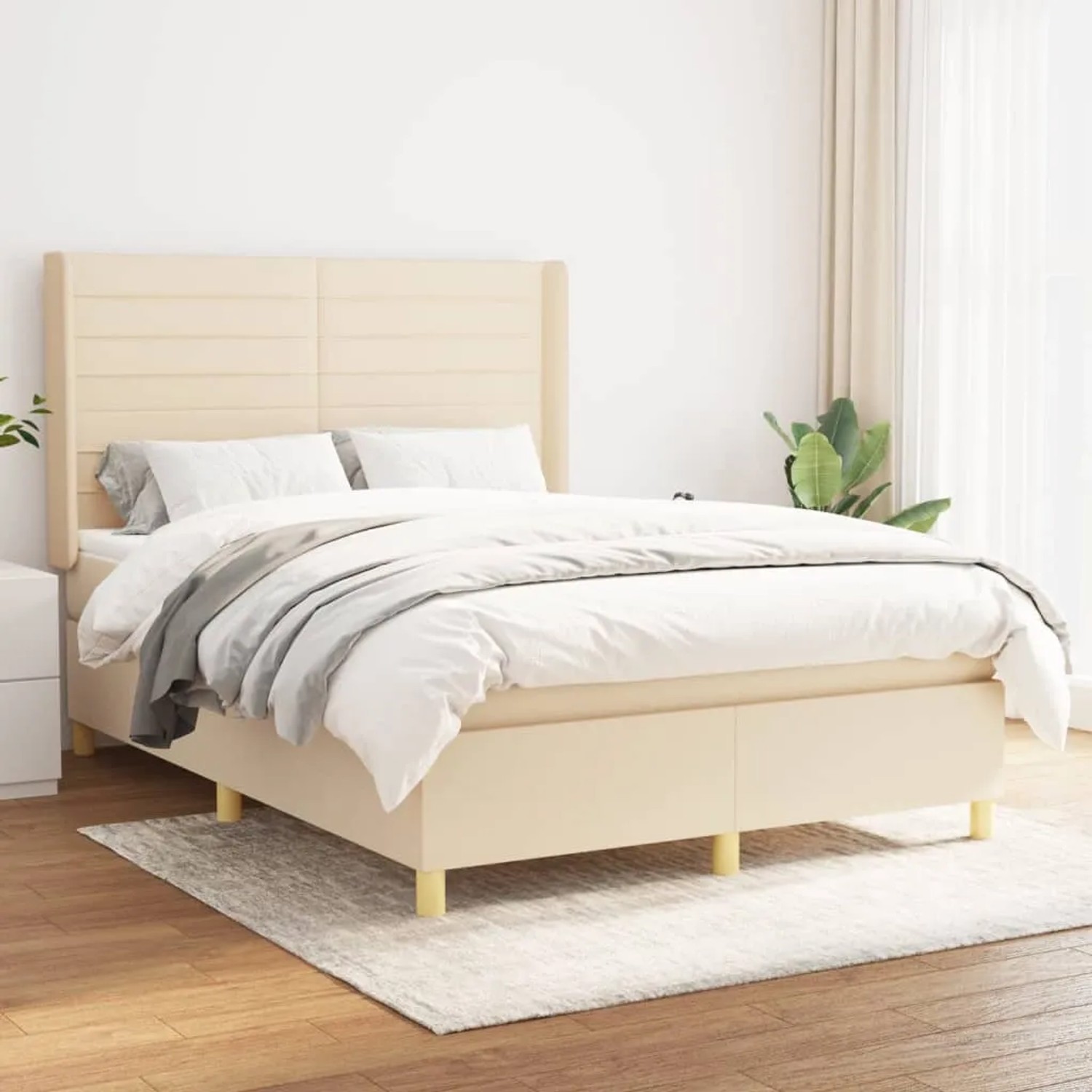 Cremefarbenes Boxspringbett 140x190 cm mit Matratze und hohem Kopfteil. Gemütliches Bett für Schlafzimmer.
