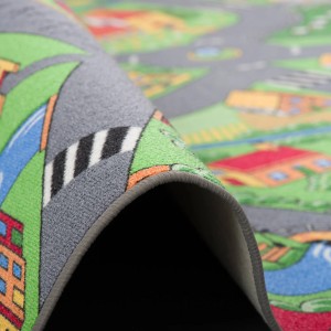 Detailansicht: Snapstyle Kinder Straßenteppich, grün, 160x200cm, mit Straßenmuster und Häusern.