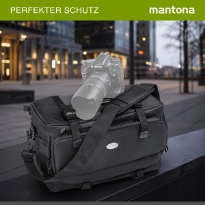 Schwarze Mantona New York Kameratasche mit gepolstertem Tragegurt, schützt Kamera und Objektiv in urbaner Umgebung.
