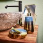 baliv Dark Wonder Seifenschale in Braun-Blau auf Waschtisch mit Seifenspender und Waschtischarmatur.