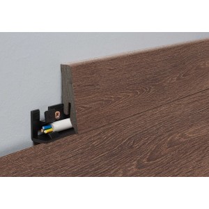 Sockelleiste Binyl Pro Havana Oak, 18x58x2600 mm, mit Kabelkanal zur einfachen Montage.