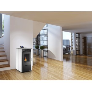 Weißer Rowi Pelletofen Modesto 6 kW (EEK A+) im Wohnraum mit Holzfußboden.
