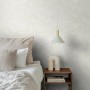 ESTAhome Tapete Betonoptik hellbeige im Schlafzimmer mit Lampe und Nachttisch.