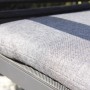 Detailaufnahme: Graues Sitzkissen auf anthrazitfarbenem Stapelsessel New Jersey aus dem Acamp Gartenmöbel-Set.